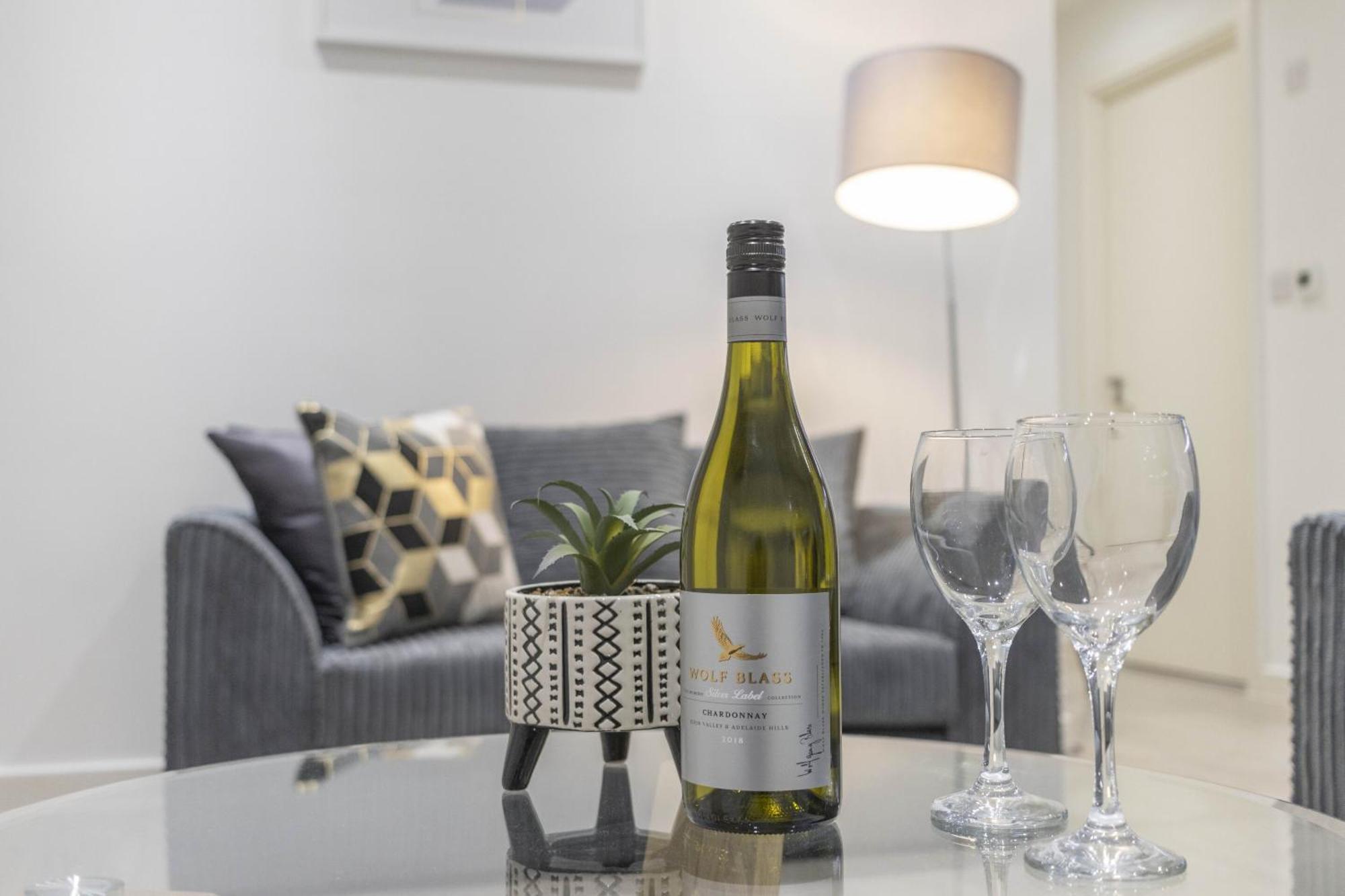 Linacre 1&2 - One And Two Bed Flat Behind The Cathedral With Free Parking And Fast Wifi Apartment Exeter Room photo